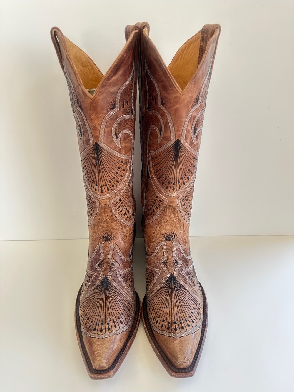 OLD GRINGO SADDLE BROWN TOOLED PEACOCK EMBROIDERED SNIP-TOE
WESTERN BOOTS
